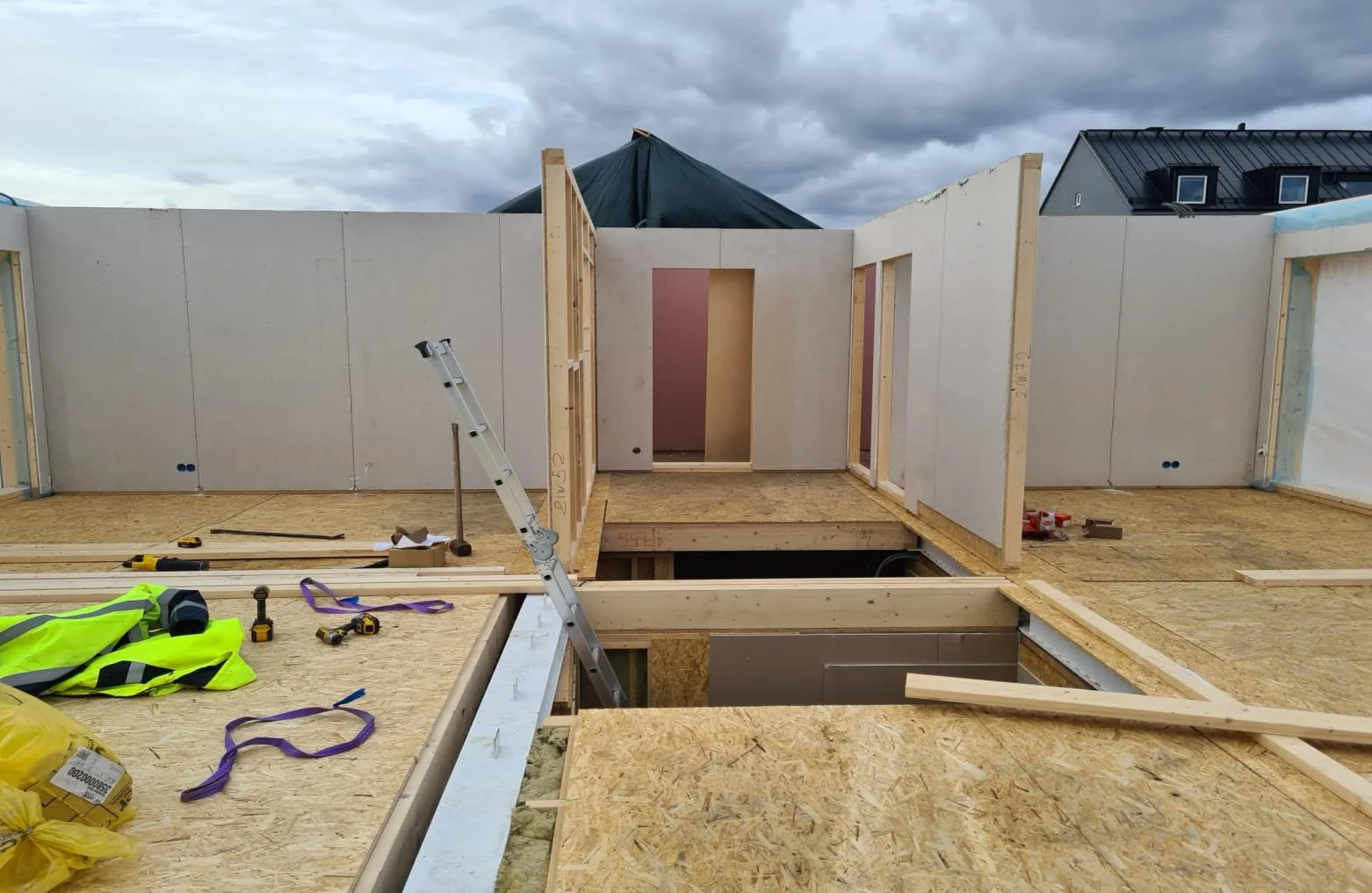 KV Bollen, elements set on the slab