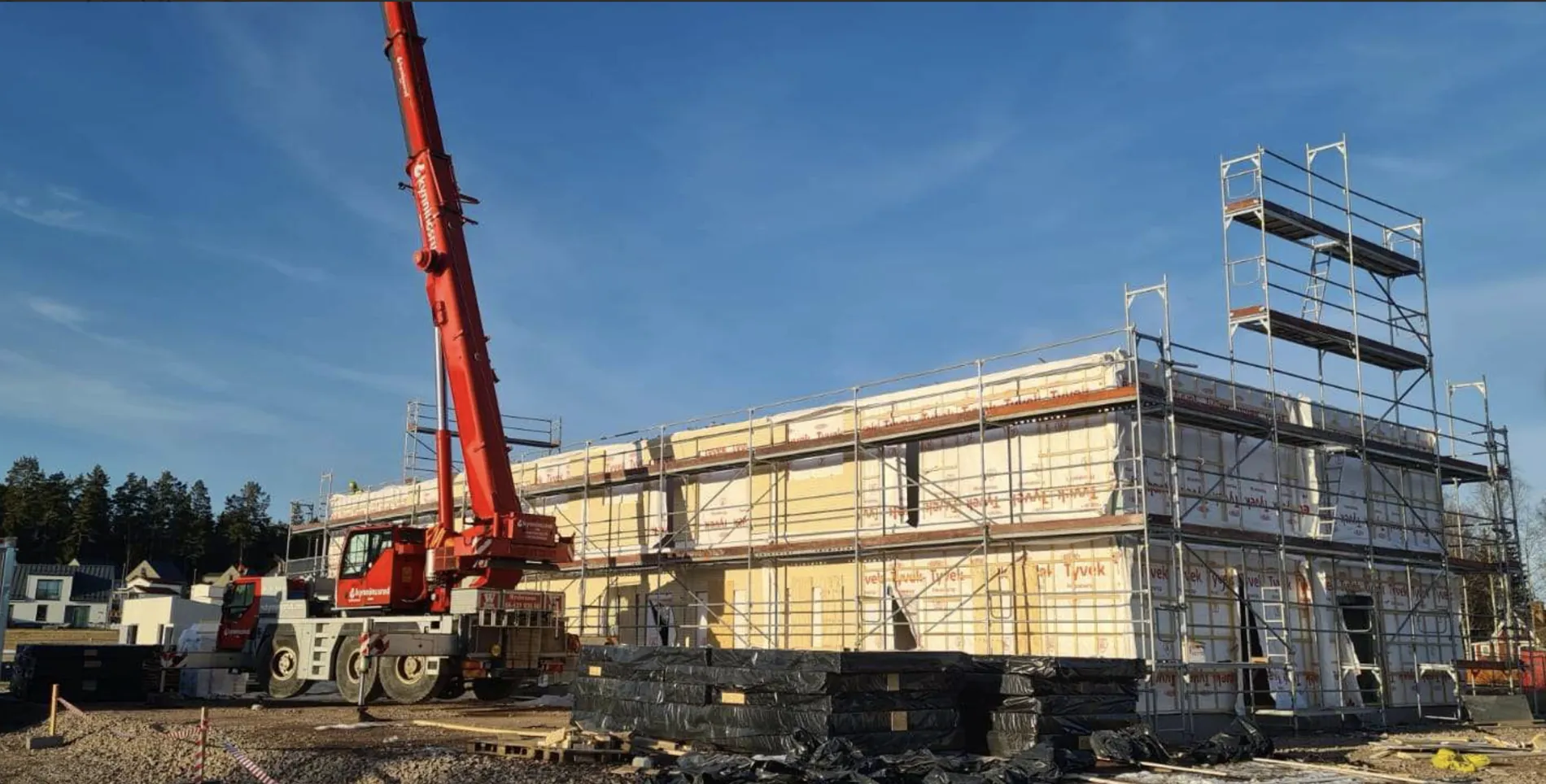 Crane assembly, two-storey building