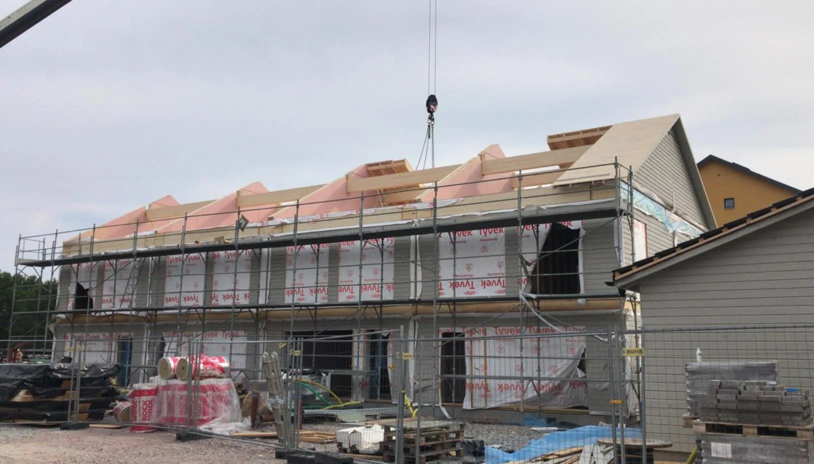 Cassette roof structure on site