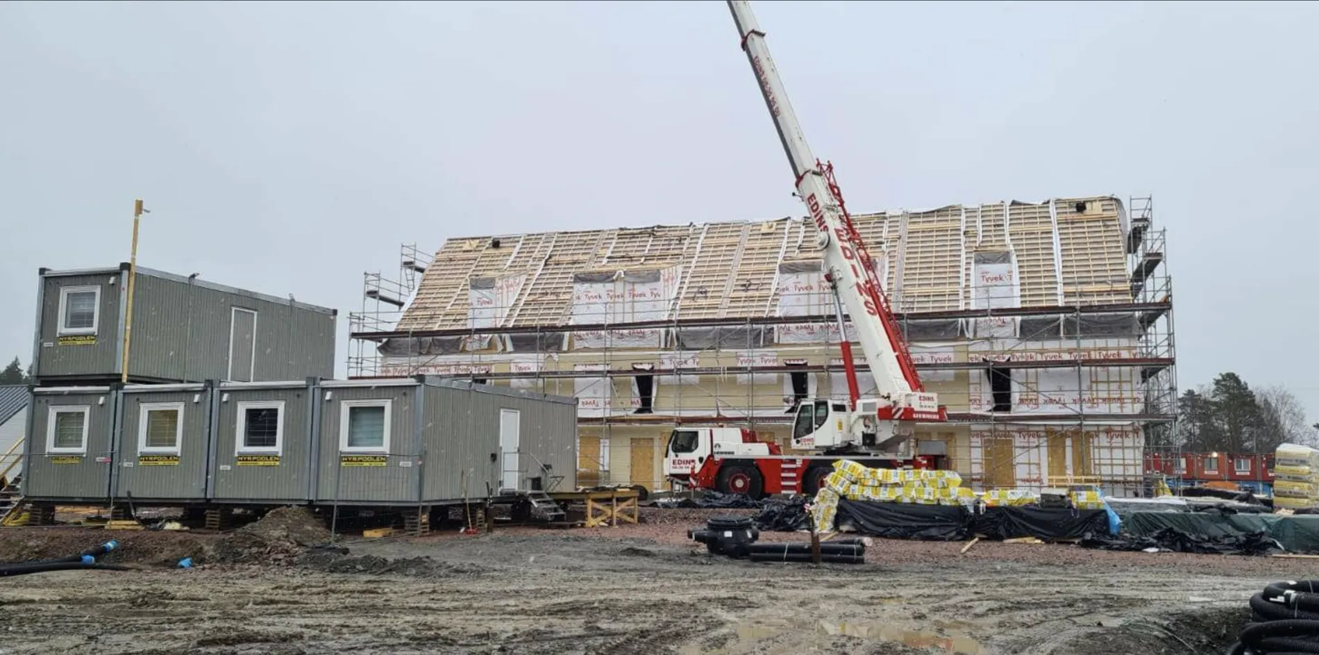 Roof and wall build-up under crane