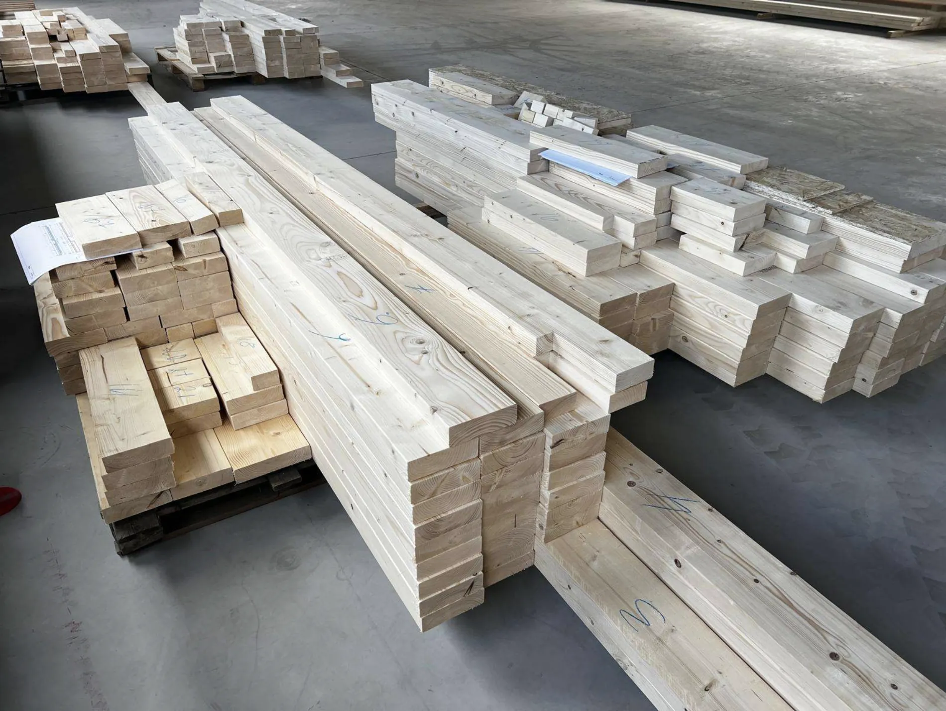 C24 timber, sorted for cutting