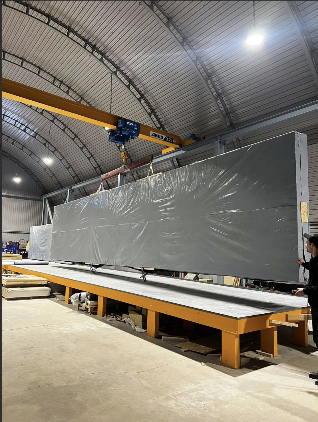 Full-length wall element in transit